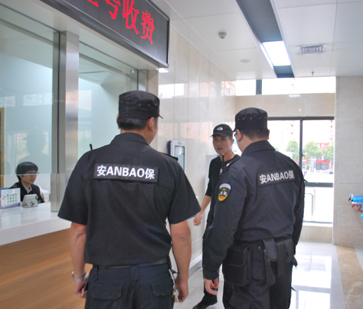 值班巡查保安上前询问.jpg 值班巡查保安上前询问.jpg