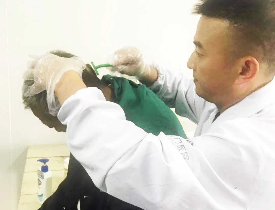 神经外科最近有件"新鲜事",是关于他们的主任高雄伟