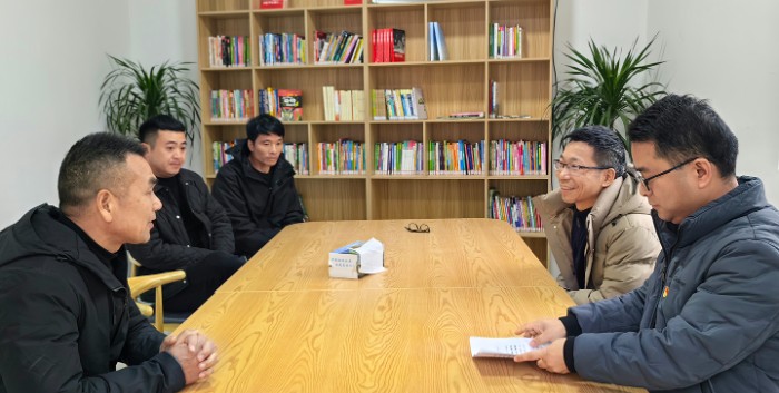 与滨海村两委座谈2.jpg 与滨海村两委座谈2.jpg