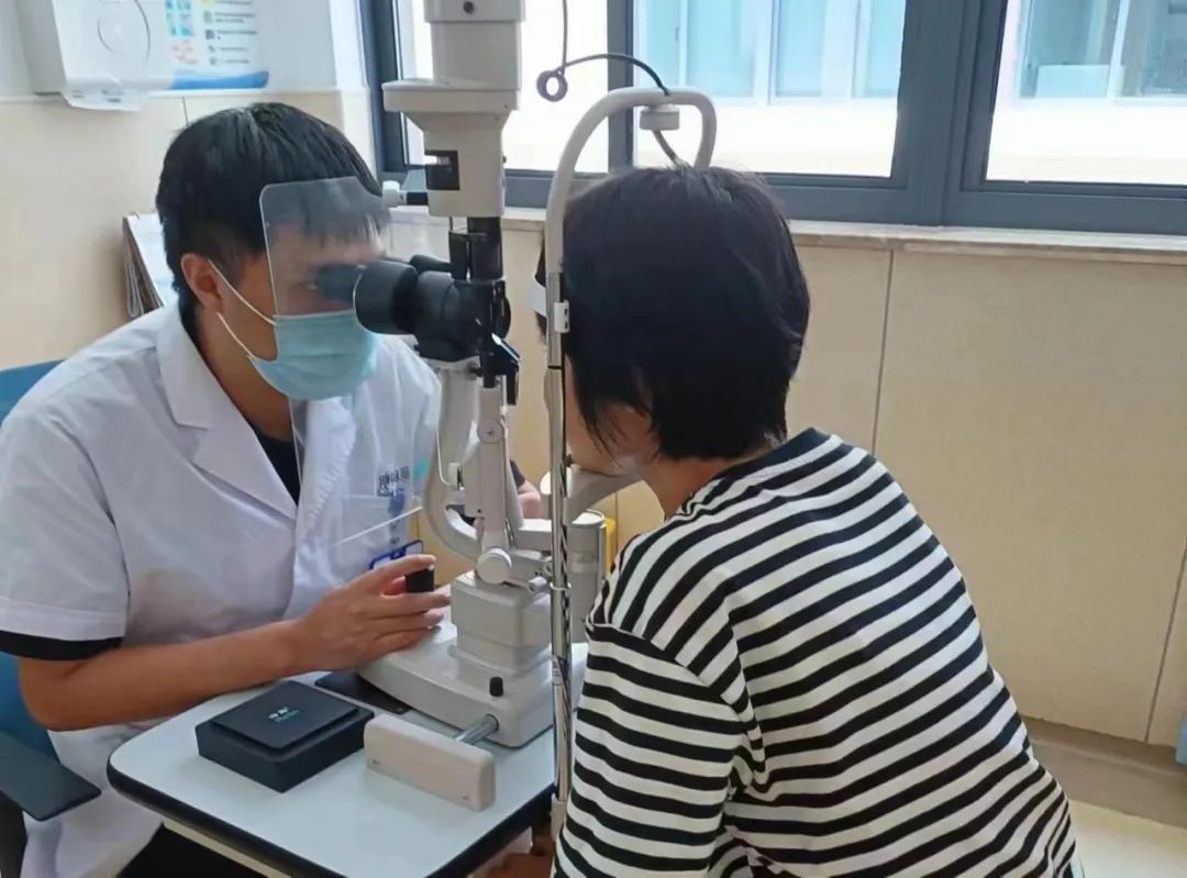 眼科医生接诊时.jpg